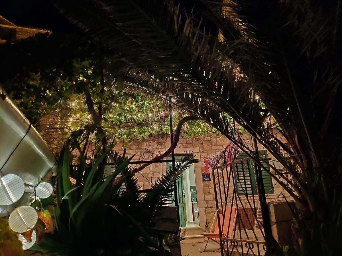 Beach House Gusla Комижа Экстерьер фото